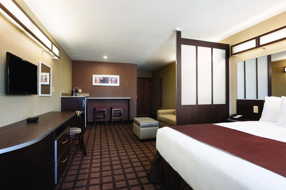 Quality Inn & Suites Kenedy - Karnes City Экстерьер фото