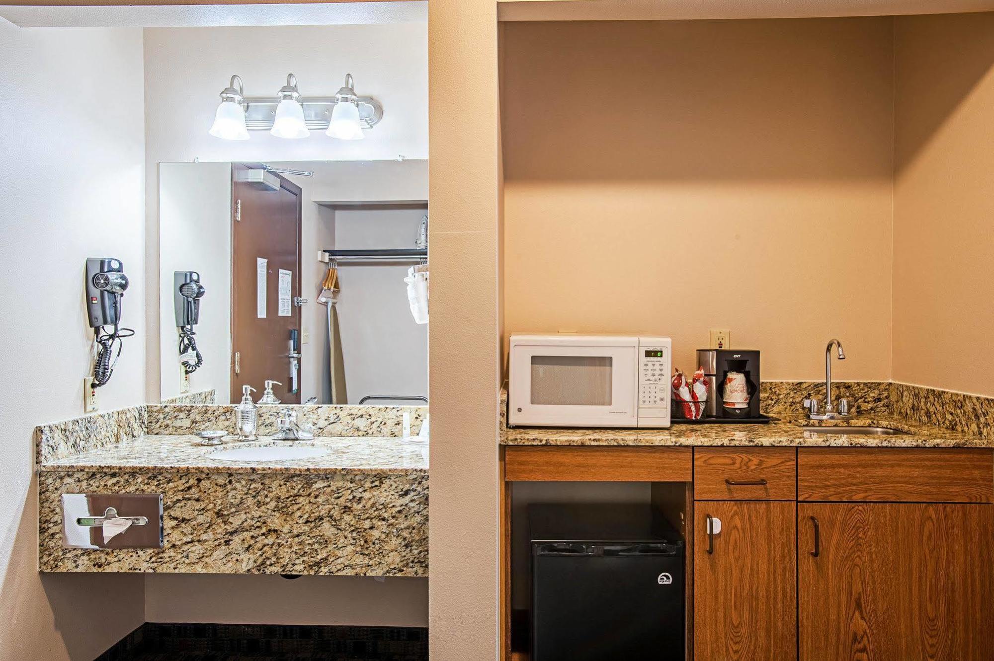Quality Inn & Suites Kenedy - Karnes City Экстерьер фото